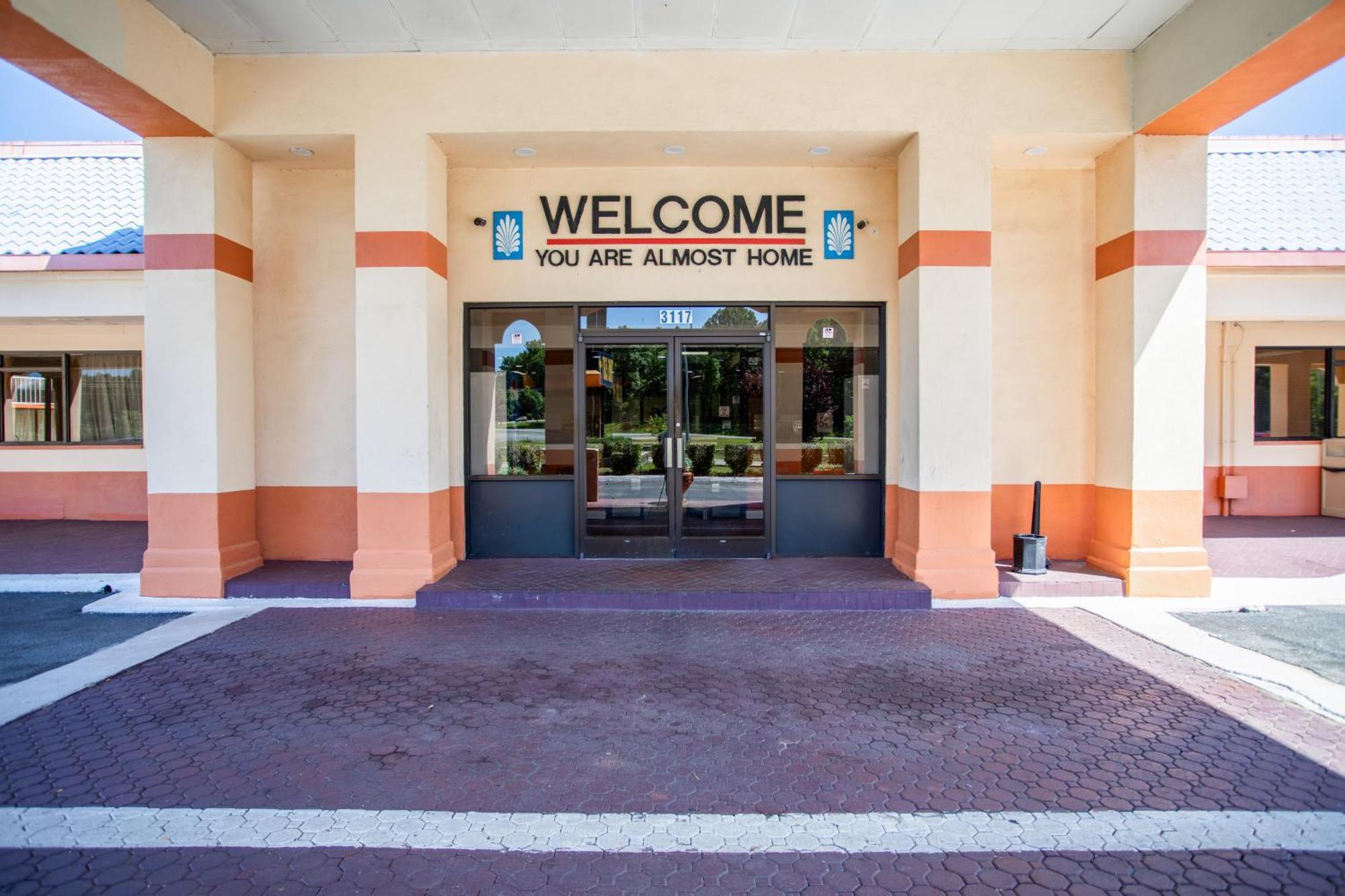 Oyo Hotel Greensboro East I 40 Екстер'єр фото